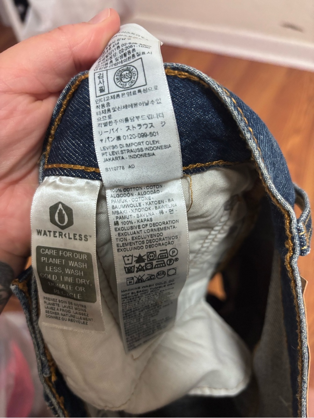 Levi’s 501 Mid Thigh Short - Picture 5 of 7